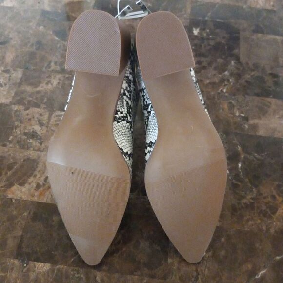 Women's Pointed Toe Ankle Booties - Picture 6 of 6